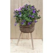 Rieten plantenbak bruin op poten met zomerbloeiers paars/blauw h65 cm