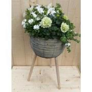 Rieten plantenbak grijs op poten met zomerbloeiers wit h55 cm